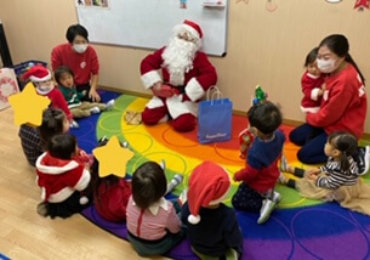 覚王山インターナショナルプリスクールにサンタさんがやって来ました！ Santa comes to visit!