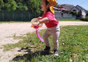 手作り凧とシャボン玉で大はしゃぎ！覚王山インターナショナルプリスクールの外遊び～Hatchlings children fly kites outside!