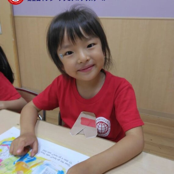 4〜5歳で英語の本が読めるように！📚✨年中Red Parrotsクラスのリーディングレッスン＆Show and Tell🎤🧸～Red Parrots do Reading and Show and Tell!～