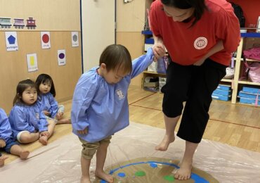 覚王山インターナショナルプリスクールのDucklings Class（2〜3歳児クラス）では、現在 “The World Around Us（わたしたちのまわりの世界）” をテーマに楽しく学んでいます🌎💚Exploring “The World Around Us” in Ducklings Class 🌎🎨