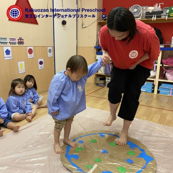 Exploring “The World Around Us” in Ducklings Class 🌎🎨