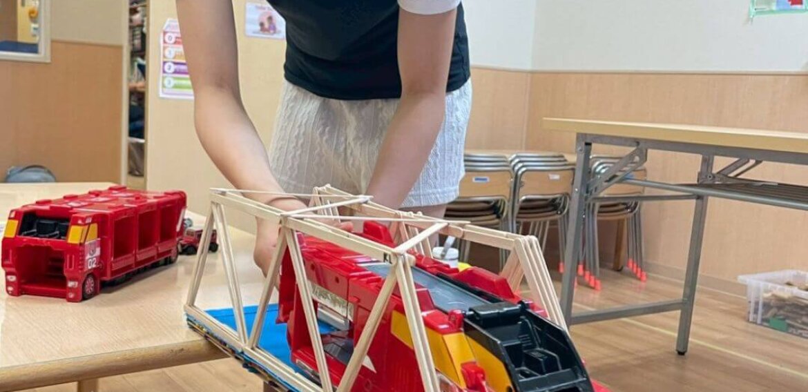 Building Bridges in the Bilingual Elementary Course